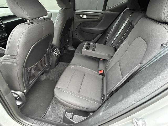 Volvo XC40 Single Motor Extened Range Core 82 kWh Zwart dak / Extra getint glas / All season banden