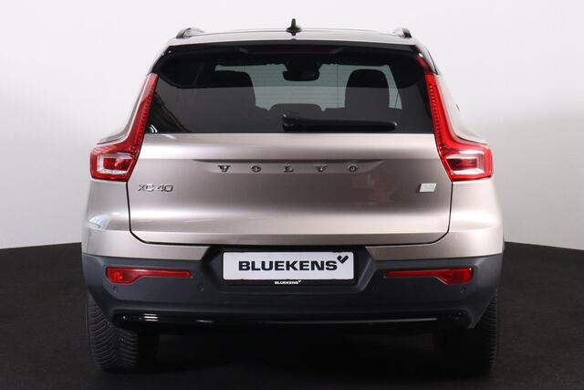 Volvo XC40 Recharge Twin Ultimate 78 kWh - Panorama/schuifdak - IntelliSafe Assist & Surround - Harman/Kardon audio - Verwarmde voorstoelen & stuur - Parkeersensoren voor & achter - Elektr. bedienb. voorstoelen met geheugen links - Warmtepomp - Extra getint glas - E