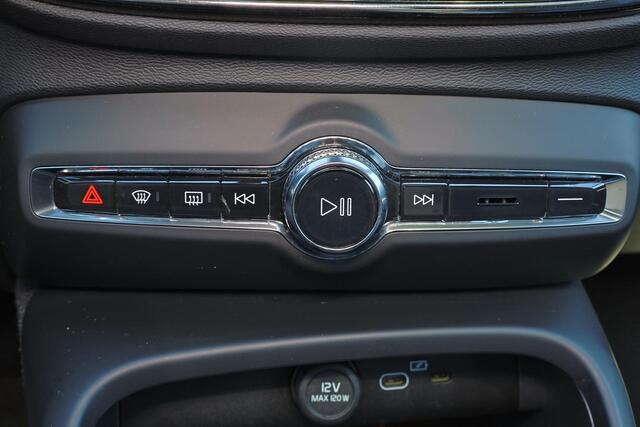 Volvo XC40 Recharge Twin Ultimate 78 kWh - Panorama/schuifdak - IntelliSafe Assist & Surround - Harman/Kardon audio - Verwarmde voorstoelen & stuur - Parkeersensoren voor & achter - Elektr. bedienb. voorstoelen met geheugen links - Warmtepomp - Extra getint glas - E