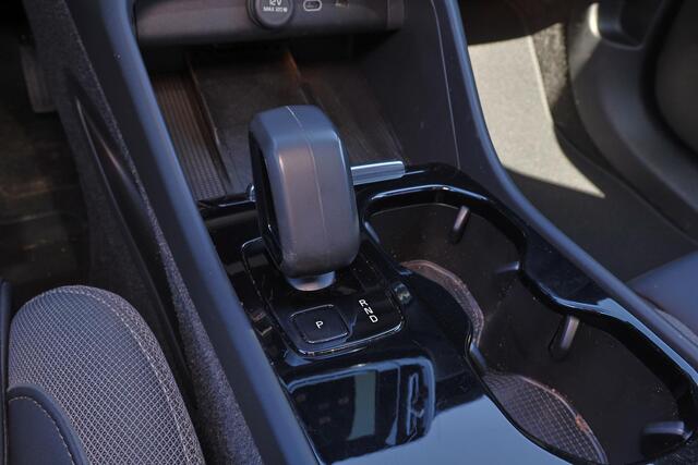 Volvo XC40 Recharge Twin Ultimate 78 kWh - Panorama/schuifdak - IntelliSafe Assist & Surround - Harman/Kardon audio - Verwarmde voorstoelen & stuur - Parkeersensoren voor & achter - Elektr. bedienb. voorstoelen met geheugen links - Warmtepomp - Extra getint glas - E