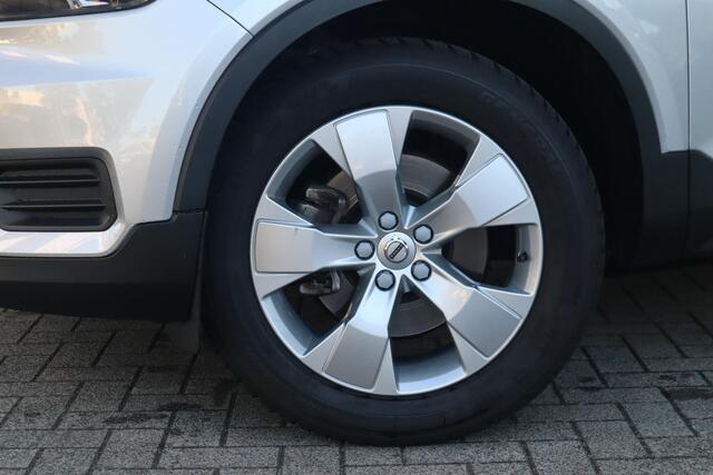 Volvo XC40 T4 Momentum | Keyless Entry| Elektrisch bedienbare achterklep| Parkeersensoren voor + achter met achteruitrijcamera| Semi- elektrisch inklapbare trekhaak| Verwarmbare voorstoelen| DAB+|