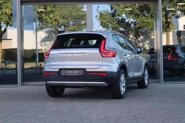 Volvo XC40 T4 Momentum | Keyless Entry| Elektrisch bedienbare achterklep| Parkeersensoren voor + achter met achteruitrijcamera| Semi- elektrisch inklapbare trekhaak| Verwarmbare voorstoelen| DAB+|