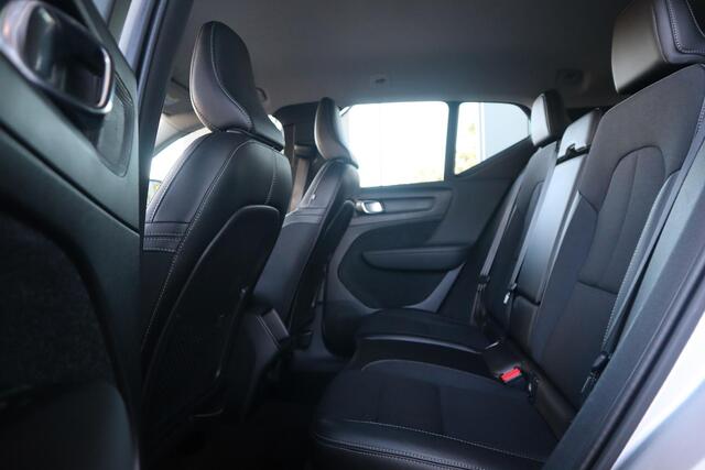 Volvo XC40 T4 Momentum | Keyless Entry| Elektrisch bedienbare achterklep| Parkeersensoren voor + achter met achteruitrijcamera| Semi- elektrisch inklapbare trekhaak| Verwarmbare voorstoelen| DAB+|