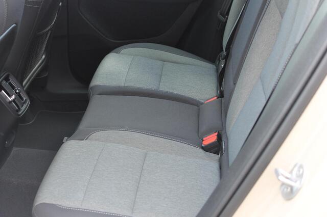 Volvo XC40 B4 211PK automaat Plus Dark Adaptieve Cruise Control / Blis / Google infotainment / Semi elektrisch wegklapbare trekhaak / Verwarmbare voorruit