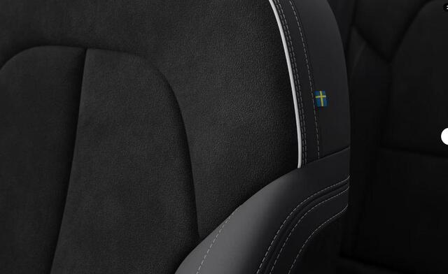 Volvo XC40 B4 211PK Automaat Plus Dark / Extra getint glas / Microtech/Nubuck / Camera achter