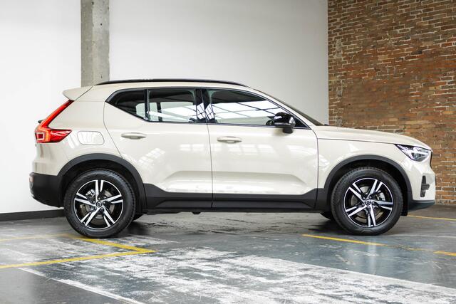 Volvo XC40 2.0 B4 Plus Dark | Verwarmde Voorstoelen+Stuurwiel | Verwarmde voorruit | Semi-Elektrische Trekhaak | Harman Kardon Premium Audio | Apple Carplay / Android Auto