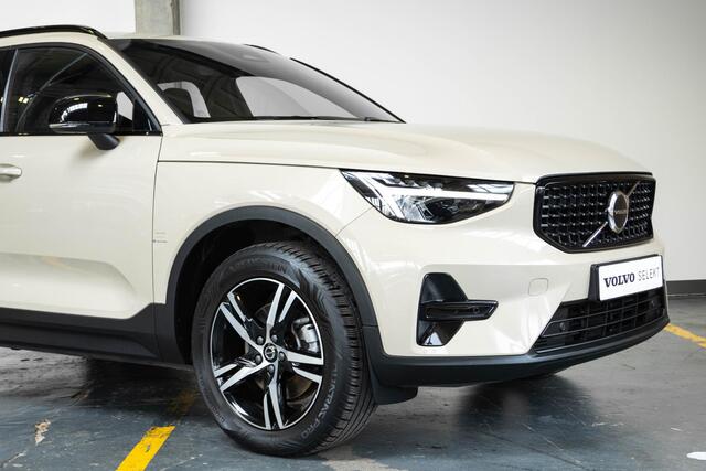Volvo XC40 2.0 B4 Plus Dark | Verwarmde Voorstoelen+Stuurwiel | Verwarmde voorruit | Semi-Elektrische Trekhaak | Harman Kardon Premium Audio | Apple Carplay / Android Auto
