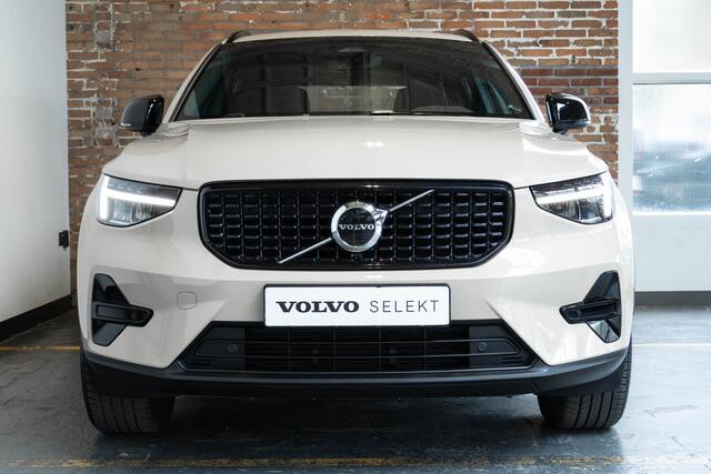 Volvo XC40 2.0 B4 Plus Dark | Verwarmde Voorstoelen+Stuurwiel | Verwarmde voorruit | Semi-Elektrische Trekhaak | Harman Kardon Premium Audio | Apple Carplay / Android Auto