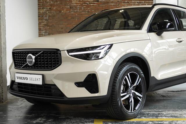 Volvo XC40 2.0 B4 Plus Dark | Verwarmde Voorstoelen+Stuurwiel | Verwarmde voorruit | Semi-Elektrische Trekhaak | Harman Kardon Premium Audio | Apple Carplay / Android Auto