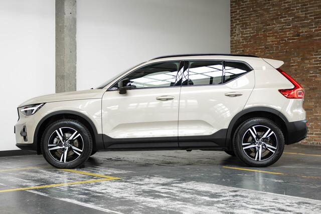 Volvo XC40 2.0 B4 Plus Dark | Verwarmde Voorstoelen+Stuurwiel | Verwarmde voorruit | Semi-Elektrische Trekhaak | Harman Kardon Premium Audio | Apple Carplay / Android Auto
