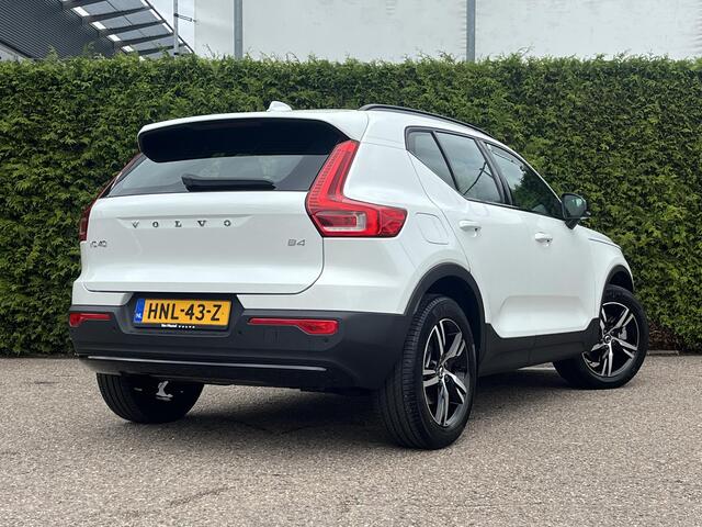 Volvo XC40 B4 Plus Dark Trekhaak | Pilot Assist | Camera | Stuurverwarming | BLIS | H&K Audio | Keyless