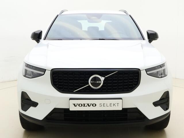 Volvo XC40 B4 211pk Plus Dark / Harman en Kardon audio / Keyless entry / Elektr. stoelen / Trekhaak / Stoel /- en stuurverwarming / Camera /