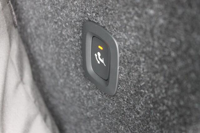 Volvo XC40 B4 211PK Automaat Plus Dark Google Infotainment / Verwarmbare voorruit / Semi elektrisch wegklapbare trekhaak / Elektrisch verstelbare voorstoelen met geheugen op de bestuurdersstoel