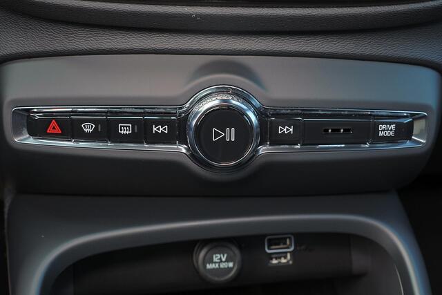 Volvo XC40 T5 Recharge Plus Dark - IntelliSafe Assist - 360º Camera - Harman/Kardon audio - Verwarmde voorstoelen & stuur - Parkeersensoren voor & achter - Elektr. bedienb. voorstoelen met geheugen links - Draadloze tel. lader - Extra getint glas - 19' LMV