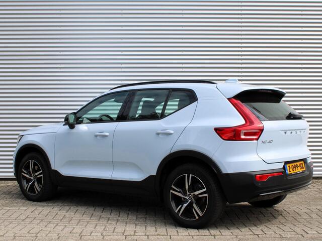 Volvo XC40 2.0 B4 Plus Dark Automaat / Trekhaak / Harman Kardon / All-Season Banden / Voorraam verwarmd