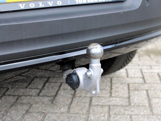 Volvo XC40 2.0 B4 Plus Dark Automaat / Trekhaak / Harman Kardon / All-Season Banden / Voorraam verwarmd