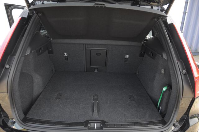 Volvo XC40 B4 211PK Automaat Plus Black Edition / Trekhaak / 360 Camera / Adaptieve cruise control / Stoel- en stuurwielverwarming / Elektrische achterklep / harman kardon Audio / App carplay /