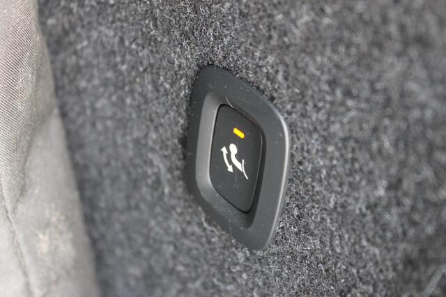 Volvo XC40 B4 211PK Automaat Plus Dark Google Infotainment / Verwarmbare voorruit / Semi elektrisch wegklapbare trekhaak / Elektrisch verstelbare voorstoelen met geheugen op de bestuurdersstoel