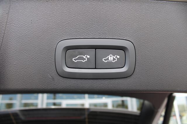 Volvo XC40 Extended Range Plus 82 kWh / Keyless entry / BLIS / Stoel/- en stuurverwarming / Trekhaak / Camera /