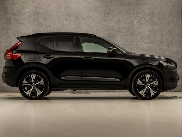 Volvo XC40 1.5 T4 Recharge Inscription 211Pk Automaat (PANORAMADAK, APPLE CARPLAY, LEDER, MEMORY SEATS, KEYLESS, STUUR/STOELVERWARMING, HARMAN/KARDON, CAMERA, TREKHAAK, ADAPTIVE CRUISE, ZWART HEMEL, NIEUWSTAAT)