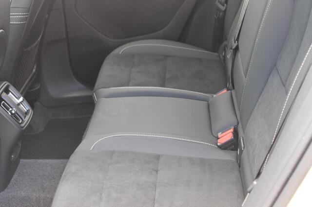 Volvo XC40 B3 177PK Automaat Plus Dark Google infotainment / Draadloos telefoon opladen / Elektrisch bedienbare bestuurdersstoel met geheugen / Adaptieve Cruise Control / Parkeersensoren voor en achter met 360 graden camera