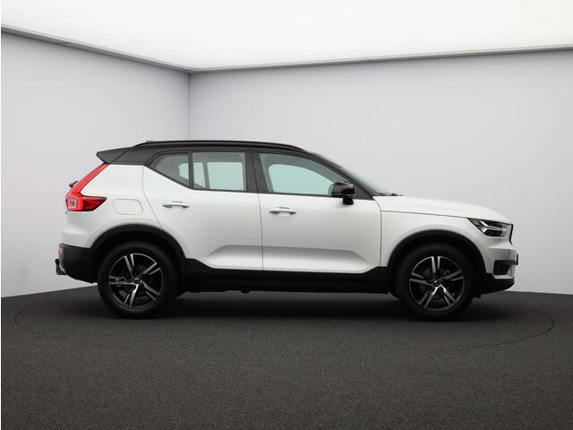 Volvo XC40 T2 Automaat R-Design Volvo XC40 T2 129PK / Automaat R-Design / Park Assist Pack / adaptieve cruise control / BLIS / Key Less / 18"/