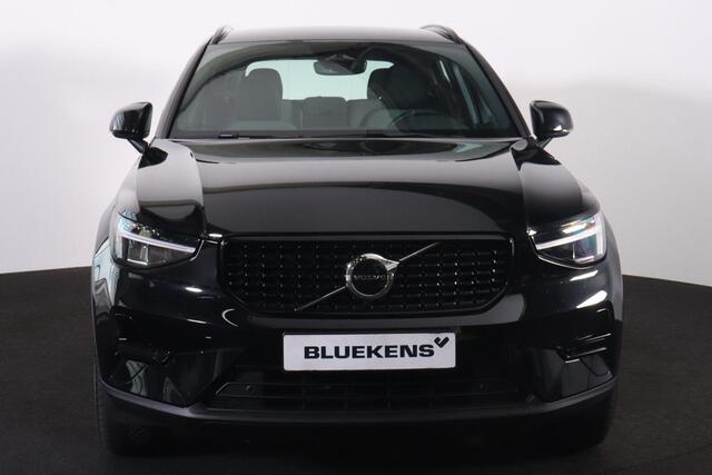 Volvo XC40 B4 Plus Dark - IntelliSafe Assist & Surround - Harman/Kardon audio - Parkeercamera achter - Verwarmde voorstoelen & stuur - Parkeersensoren voor & achter - Elektr. bedienb. voorstoelen met geheugen links - Draadloze tel. lader - Elektr. inklapbare trekhaa