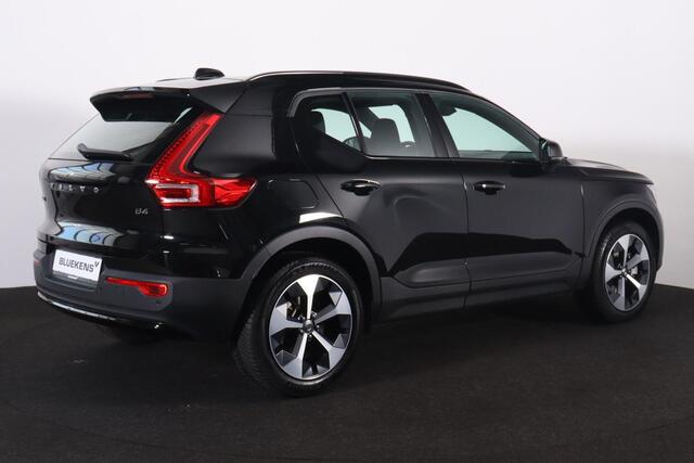 Volvo XC40 B4 Plus Dark - IntelliSafe Assist & Surround - Harman/Kardon audio - Parkeercamera achter - Verwarmde voorstoelen & stuur - Parkeersensoren voor & achter - Elektr. bedienb. voorstoelen met geheugen links - Draadloze tel. lader - Elektr. inklapbare trekhaa