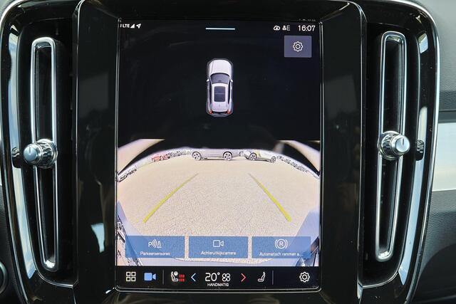 Volvo XC40 B4 Plus Dark - IntelliSafe Assist & Surround - Harman/Kardon audio - Parkeercamera achter - Verwarmde voorstoelen & stuur - Parkeersensoren voor & achter - Elektr. bedienb. voorstoelen met geheugen links - Draadloze tel. lader - Elektr. inklapbare trekhaa