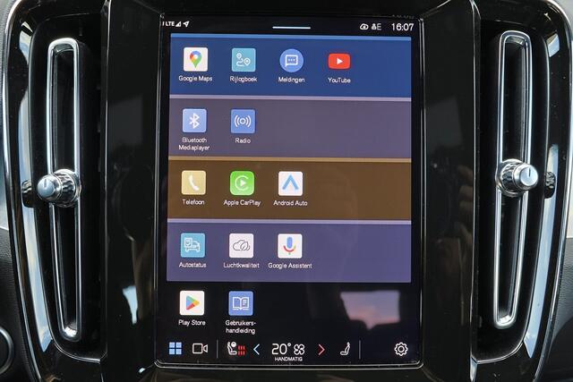 Volvo XC40 B4 Plus Dark - IntelliSafe Assist & Surround - Harman/Kardon audio - Parkeercamera achter - Verwarmde voorstoelen & stuur - Parkeersensoren voor & achter - Elektr. bedienb. voorstoelen met geheugen links - Draadloze tel. lader - Elektr. inklapbare trekhaa