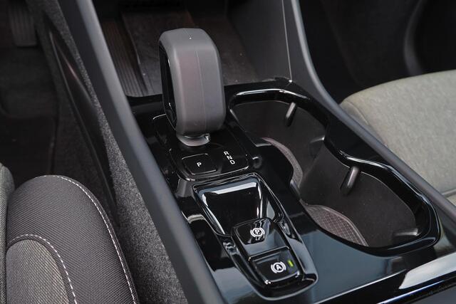 Volvo XC40 B4 Plus Dark - IntelliSafe Assist & Surround - Harman/Kardon audio - Parkeercamera achter - Verwarmde voorstoelen & stuur - Parkeersensoren voor & achter - Elektr. bedienb. voorstoelen met geheugen links - Draadloze tel. lader - Elektr. inklapbare trekhaa