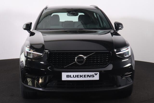 Volvo XC40 B4 Plus Dark - IntelliSafe Assist & Surround - Harman/Kardon audio - Parkeercamera achter - Verwarmde voorstoelen & stuur - Parkeersensoren voor & achter - Elektr. bedienb. voorstoelen met geheugen links - Draadloze tel. lader - Elektr. inklapbare trekhaa