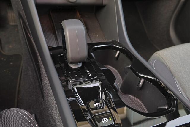 Volvo XC40 B4 Plus Dark - IntelliSafe Assist & Surround - Harman/Kardon audio - Parkeercamera achter - Verwarmde voorstoelen & stuur - Parkeersensoren voor & achter - Elektr. bedienb. voorstoelen met geheugen links - Draadloze tel. lader - Elektr. inklapbare trekhaa