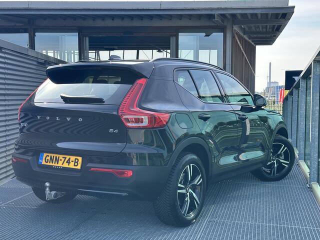 Volvo XC40 2.0 B4 Plus Dark / Trekhaak / Harman Kardon / Elek. verstelbare stoelen / Stuur+stoelen verwarmd / BLIS / Camera achter / Keyless /