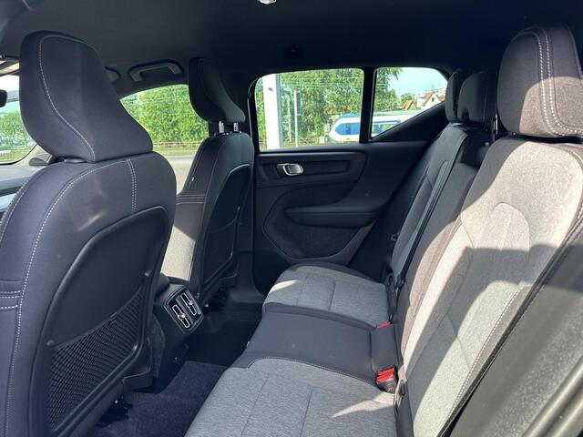 Volvo XC40 2.0 B4 Plus Dark / Trekhaak / Harman Kardon / Elek. verstelbare stoelen / Stuur+stoelen verwarmd / BLIS / Camera achter / Keyless /