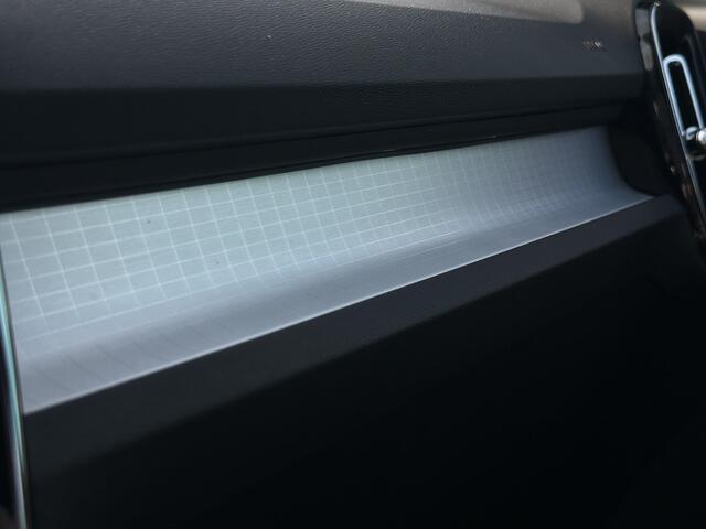 Volvo XC40 2.0 B4 Plus Dark / Trekhaak / Harman Kardon / Elek. verstelbare stoelen / Stuur+stoelen verwarmd / BLIS / Camera achter / Keyless /