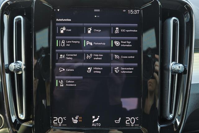 Volvo XC40 T5 Recharge Plus Dark - IntelliSafe Assist - 360º Camera - Harman/Kardon audio - Verwarmde voorstoelen & stuur - Parkeersensoren voor & achter - Elektr. bedienb. voorstoelen met geheugen links - Draadloze tel. lader - Extra getint glas - 19' LMV