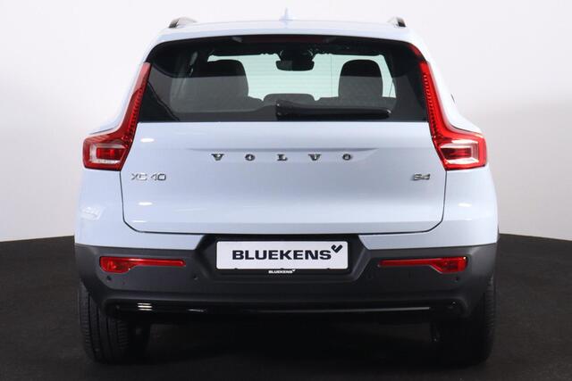 Volvo XC40 B4 Plus Dark - IntelliSafe Assist & Surround - Harman/Kardon audio - Parkeercamera achter - Verwarmde voorstoelen & stuur - Parkeersensoren voor & achter - Elektr. bedienb. voorstoelen met geheugen links - Draadloze tel. lader - Elektr. inklapbare trekhaa