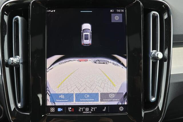 Volvo XC40 B4 Plus Dark - IntelliSafe Assist & Surround - Harman/Kardon audio - Parkeercamera achter - Verwarmde voorstoelen & stuur - Parkeersensoren voor & achter - Elektr. bedienb. voorstoelen met geheugen links - Draadloze tel. lader - Elektr. inklapbare trekhaa