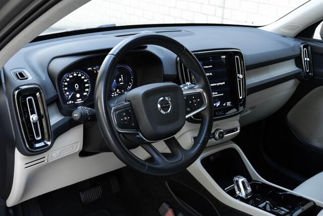 Volvo XC40 T5 Recharge Inscription | Blond lederen bekleding | Adaptive Cruise Control | Parkeerverwarming | 360° Parkeercamera | Parkeersensoren voor + achter | Stoelverwarming voor + achter | BLIS | Harman Kardon Premium Audio