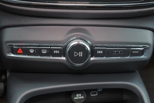 Volvo XC40 Recharge Twin Ultimate 78 kWh - IntelliSafe Assist & Surround - 360º Camera - Harman/Kardon audio - Verwarmde voorstoelen, stuur & achterbank - Parkeersensoren voor & achter - Elektr. bedienb. voorstoelen met geheugen links - Draadloze tel. lader - Warmte