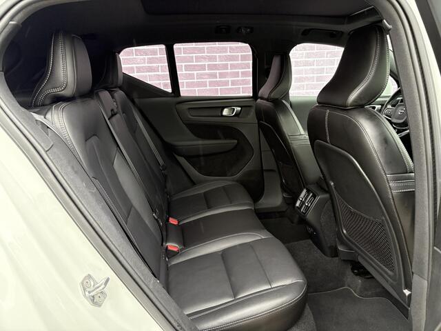 Volvo XC40 2.0 T5 AWD Intro Edition | 360 Camera | Trekhaak | 2100KG trekgewicht | Schuif/kantel panoramadak | Keyless entry/start | Harman/kardon | Stoel/stuur verwarming | Standkachel | Volvo on Call |