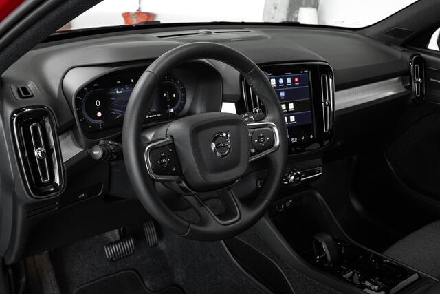 Volvo XC40 B4 Plus Dark | Verwarmde Voorstoelen+Stuurwiel | Verwarmde voorruit | Semi-Elektrische Trekhaak | Harman Kardon Premium Audio | Apple Carplay / Android Auto | Electrisch bedienbare voorstoelen | Google infotaiment