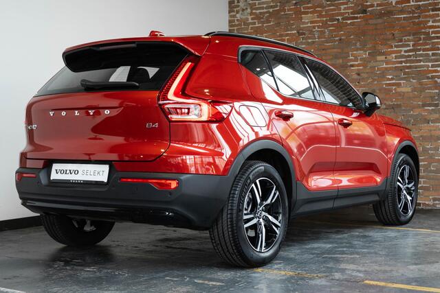 Volvo XC40 B4 Plus Dark | Verwarmde Voorstoelen+Stuurwiel | Verwarmde voorruit | Semi-Elektrische Trekhaak | Harman Kardon Premium Audio | Apple Carplay / Android Auto | Electrisch bedienbare voorstoelen | Google infotaiment