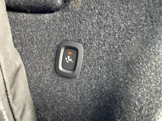 Volvo XC40 2.0 B4 Plus Dark | Trekhaak | Memory | Zitting verlengers | parkeersensoren vóór en achter | camera | Google auto | Full LED | verwarmde voorstoelen en stuurwiel | trekgewicht 2000KG! |