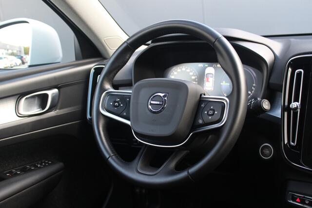 Volvo XC40 1.5 T5 Twin Engine Momentum Pro | Incl. 12 maanden garantie | Voor/achter stoelen verwarmd | Achteruitrijcamera | Parkeersensoren | Stuurwielverwarming | Navigatie | Apple carplay/android auto | Elektrische kofferklep | Cruise control