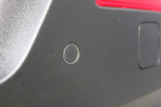 Volvo XC40 1.5 T5 Twin Engine Momentum Pro | Incl. 12 maanden garantie | Voor/achter stoelen verwarmd | Achteruitrijcamera | Parkeersensoren | Stuurwielverwarming | Navigatie | Apple carplay/android auto | Elektrische kofferklep | Cruise control