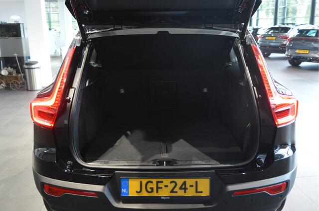 Volvo XC40 2.0 B3 Plus Dark Black edition camera harman kardon 20 inch !!