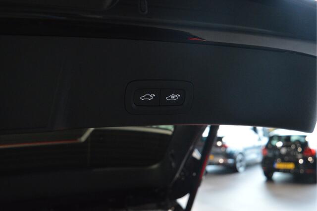 Volvo XC40 2.0 B3 Plus Dark Black edition camera harman kardon 20 inch !!