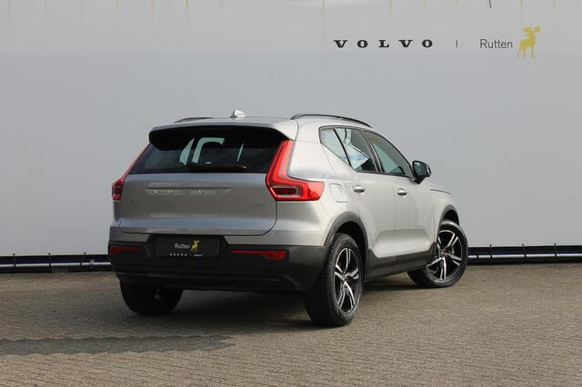 Volvo XC40 2.0 B4 Plus Dark Google Infotainment / Semi elektrisch wegklapbare trekhaak / Verwarmbare voorruit / Harman Kardon Audio installatie / Elektrisch bedienbare voorstoelen